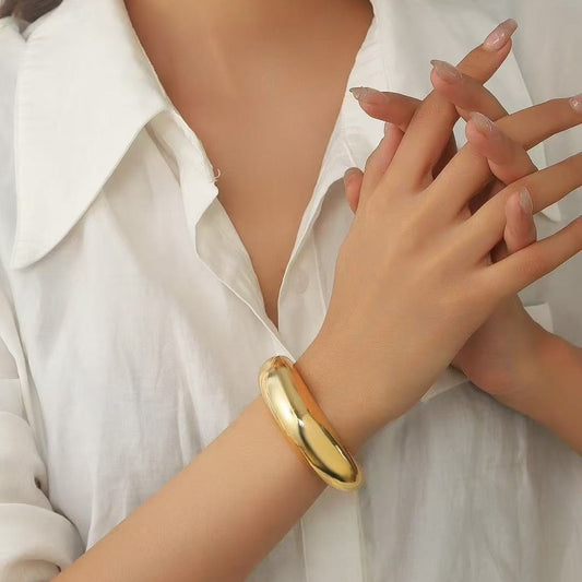Metal-plated Curved Open Bracelet With A Premium Sophisticated Look For Women